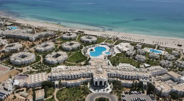 Widok z lotu ptaka na kompleks hotelowy Vincci Helios Beach z basenami i plażą. Wiele pozytywnych vincci helios beach opinie potwierdza urok tego miejsca.