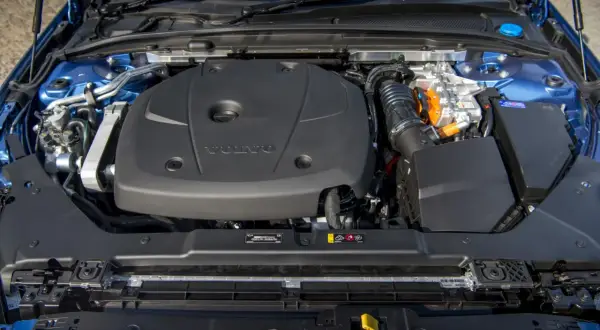 Silnik hybrydowy Volvo T8 z widocznymi elementami układu dolotowego i elektrycznego.