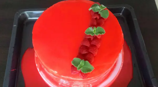 Jak zrobić idealną mirror glaze bez glukozy? Poznaj zamienniki