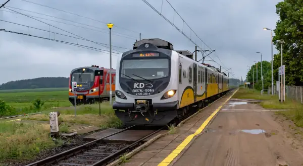 Dwa pociągi stoją na stacji. Czy można jechać wcześniejszym pociągiem regio?