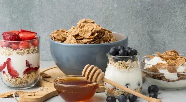 Colazione sana con fiocchi d'avena, yogurt, fragole e mirtilli. Scopri i fiocchi d'avena valori nutrizionali per un pasto equilibrato.