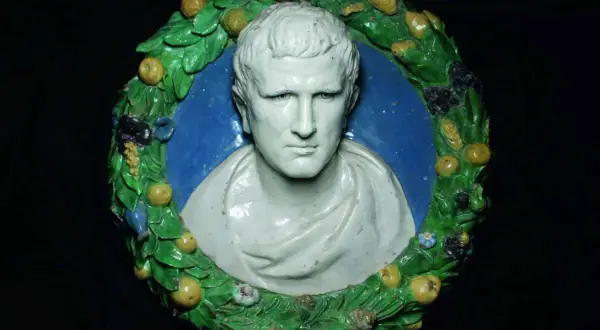 Büste eines Mannes im Lorbeerkranz, inspiriert von Della Robbia.