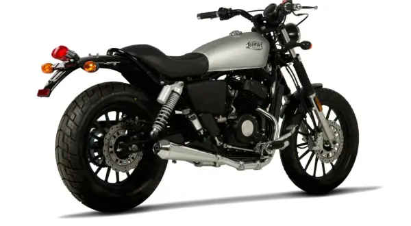 Motocicleta Leonart plateada y negra, estilo custom 125, lista para la carretera.