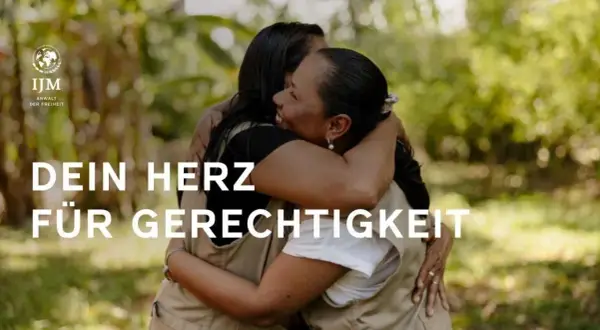 Zwei Frauen umarmen sich herzlich. Das Bild erinnert an bibelverse freundschaft und die Bedeutung von Mitgefühl und Gerechtigkeit.