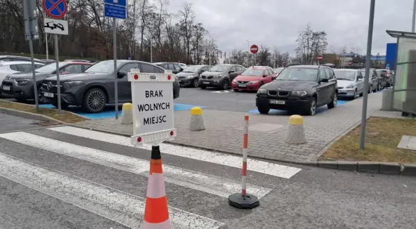 Znak "Brak wolnych miejsc" na parkingu, gdzie powinny być miejsca dla niepełnosprawnych.