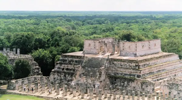 Chichén Itza, ett av jordens 7 underverk, med sina imponerande stenstrukturer och omgivande djungel.