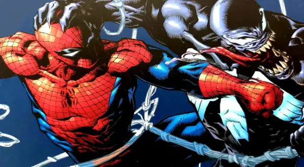 Spider-Man walczy z Venomem, który ma wywieszony język i ostre zęby.