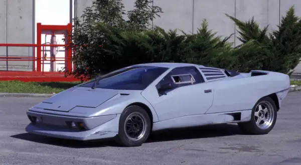 Prototypowy Lamborghini Diablo w szarym kolorze, z charakterystycznymi wlotami powietrza i ostrymi liniami, gotowy do testów.