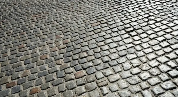 Jak przygotować teren pod kostkę, aby uniknąć kosztownych błędów