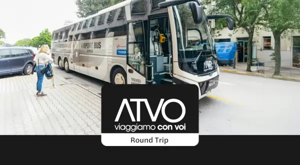 Kobieta czeka na autobus ATVO na lotnisko w Padwie.