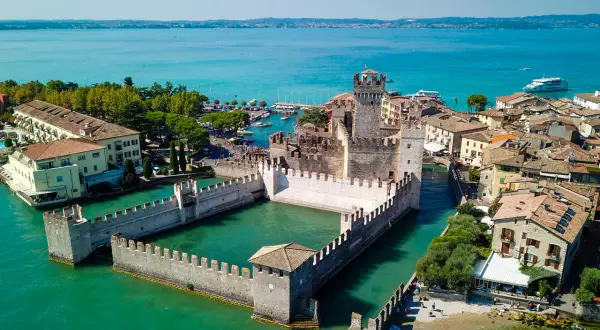 Il Sirmione castello, un'imponente fortezza sull'acqua, domina il lago con le sue mura merlate e torri.