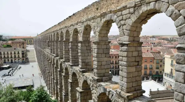 El acueducto de Segovia, un recorrido histórico de piedra, se alza majestuoso sobre la ciudad.