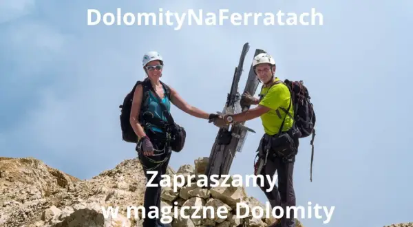 Para wspinaczy na szczycie, gotowa na przygodę via ferrata w Dolomitach. Zapraszamy!