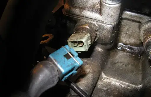 Gdzie jest czujnik temperatury silnika Opel Meriva - uniknij problemów