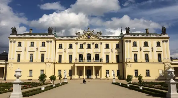 Pałac Branickich w Białymstoku, wspaniały przykład barokowej architektury, to miejsce, co warto zobaczyć w Białymstoku.