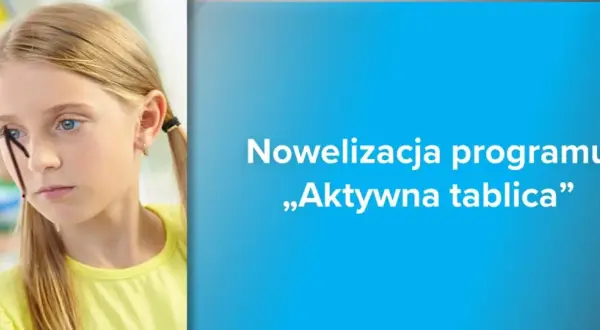 Dziewczynka pisze markerem na szklanej tablicy, na tle tekstu "Nowelizacja programu „Aktywna tablica”".
