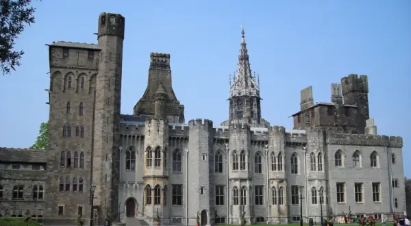 Zamek w Cardiff, stolicy Walii, z imponującą architekturą i zielonym trawnikiem.
