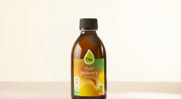 Butelka octu jabłkowego Olini. Naturalny produkt wspierający organizm, np. w walce ze śluzem.