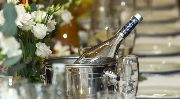 Ile kosztuje butelka wódki w restauracji? Ceny, które zaskakują