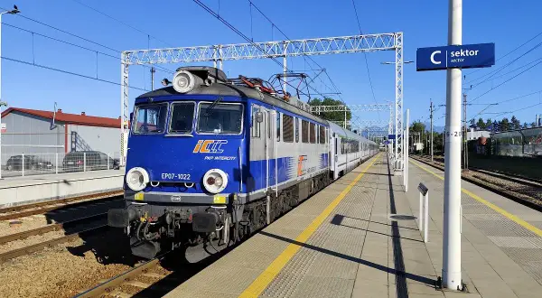 Niebieski pociąg PKP Intercity EP07-1022 na peronie. Może to być początek podróży z Poznania do Zakopanego pkp bezpośrednio.