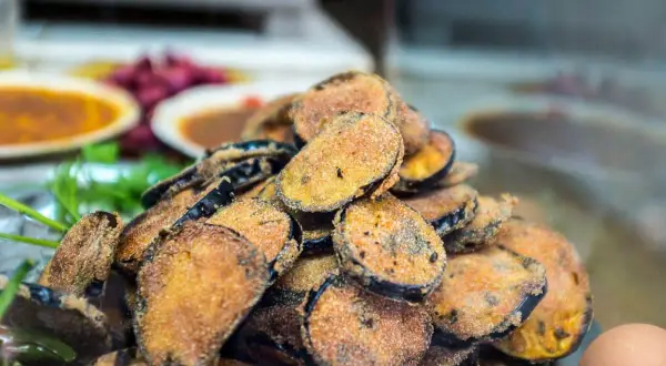 Un tas de beignets d'aubergine dorés et croustillants, prêts à être dégustés.