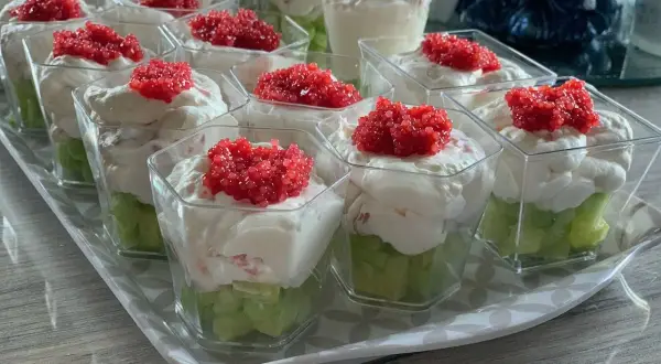 Une belle recette de verrine au saumon, avec des dés verts, une crème onctueuse et des œufs de poisson rouges.