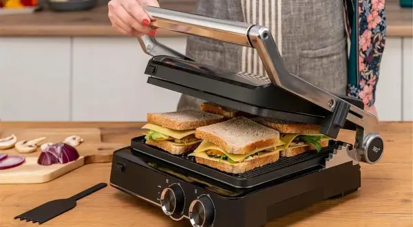 Grill elektryczny Götze & Jensen GL802X przygotowuje pyszne tosty z serem i warzywami.
