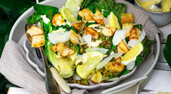 Frischer Salat mit gegrillten Croutons, Kapern und Parmesan – perfekte salate zum grillen. Dazu eine cremige Sauce.