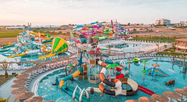 Kolorowy park wodny, pełen zjeżdżalni i basenów, to prawdziwy **dream fun world** dla całej rodziny.