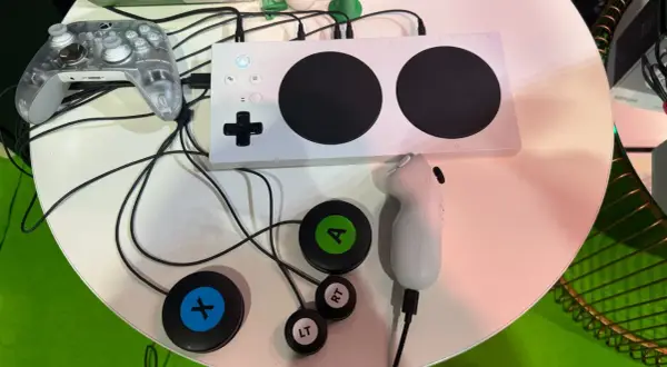 Manette Xbox Adaptive Controller et accessoires pour jeux pour aveugle gratuit.