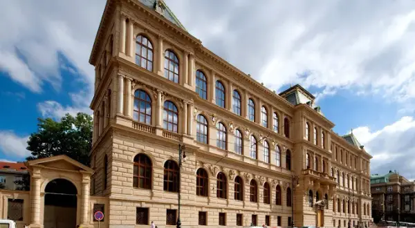 Muzeum sztuki dekoracyjnej w Pradze: historia, zbiory i wystawy