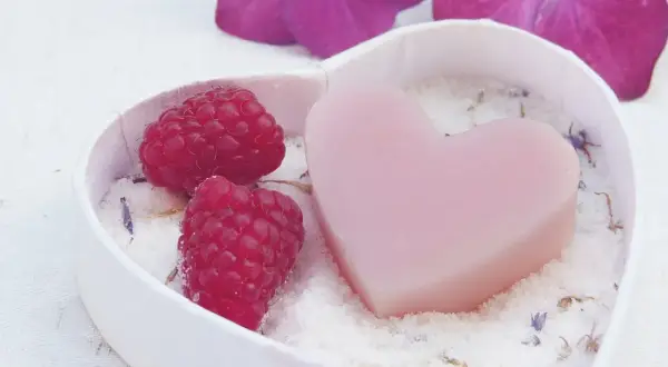 Serce z różowej mydła, maliny i kąpielowa sól z dodatkiem caprylic/capric triglyceride.
