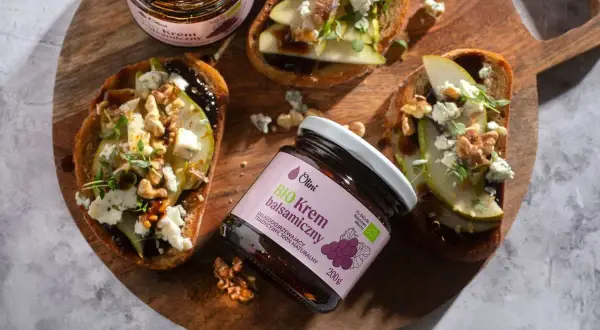 Krem balsamiczny Olini na grzankach z gruszką, serem i orzechami. Różnica między octem balsamicznym a kremem balsamicznym w dekoracji jest widoczna w gęstości i sposobie aplikacji.