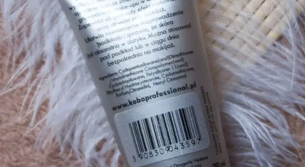 Składniki kosmetyku: dimethicone co to jest? Wygładza skórę, kryje niedoskonałości, zapewnia efekt matowienia.