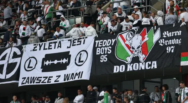 Fani Legii Warszawa, w tym grupa "Barra Bravas 97", z transparentami "Żyleta jest zawsze z wami" i "Teddy Boys 95".