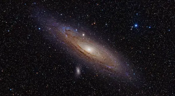 Andromedagalaxen, en spiralgalax, lyser upp natten. Hur långt bort ligger andromedagalaxen? Miljontals ljusår.