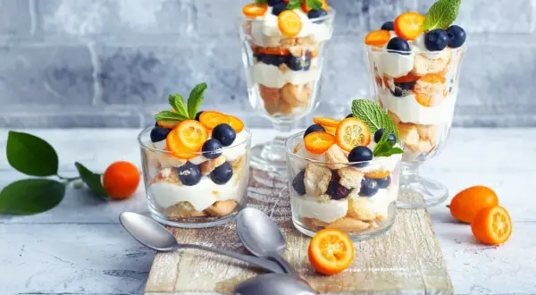 Erfrischendes Sommer Dessert mit Beeren und Kumquats, perfekt für die Grillparty.