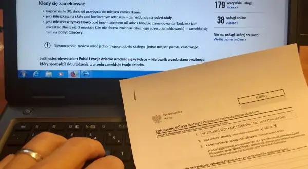 Zamelduj się online, nawet bez odbioru dokumentów. Na ekranie laptopa formularz zgłoszenia pobytu stałego.