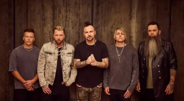 Zespół Three Days Grace Polska w komplecie, gotowy na koncert.