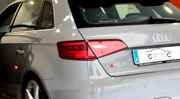 Audi RS 3 gris, listo para aumentar caballos con su motor de gasolina.