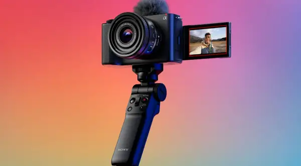 Kompaktowy aparat Sony zve1 z mikrofonem i uchwytem, gotowy do nagrywania vlogów.
