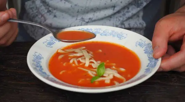 Zupa pomidorowa z makaronem, idealna na obiad. Oto jak zrobić zupę pomidorową krok po kroku.