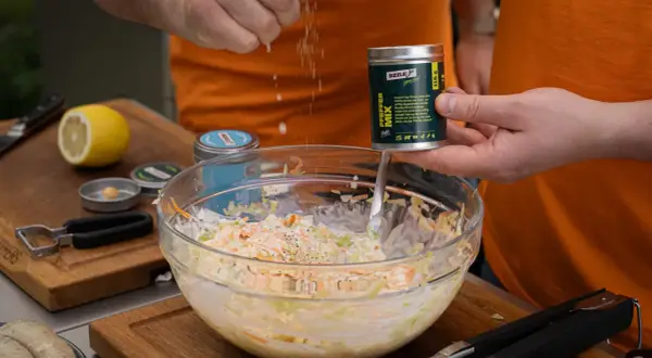 Frischer Coleslaw wird mit einer Gewürzmischung verfeinert. Ein perfektes coleslaw rezept für Grillpartys.