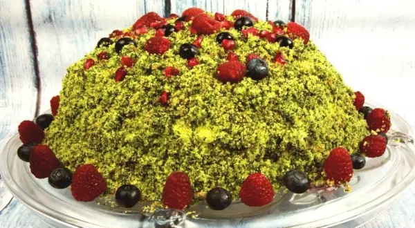 Zielone ciasto leśny mech z mascarpone, ozdobione malinami, borówkami i pestkami granatu. Wygląda jak leśna polana po deszczu.