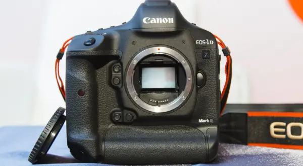 Profesjonalny aparat Canon EOS-1D Mark II, gotowy do uchwycenia każdej chwili. Wszelkie eosinfo na wyciągnięcie ręki.