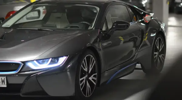 BMW i8 cena. Analiza rynku: Czy to inwestycja w przyszłego klasyka?