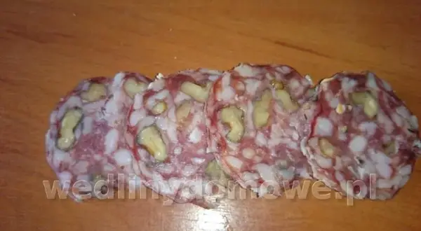Kiełbasa z orzechami: Przepis na domowy przysmak i sekrety smaku