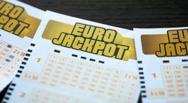Kupony Eurojackpot leżą obok siebie. Dowiedz się, jak sprawdzić kupon Eurojackpot i czy wygrałeś!