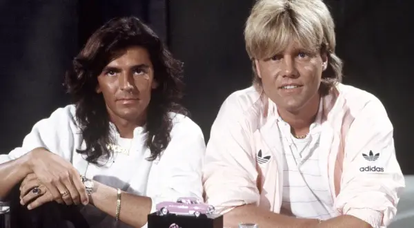 Dwóch członków Modern Talking, Dieter Bohlen i Thomas Anders, pozuje do zdjęcia w latach 80.