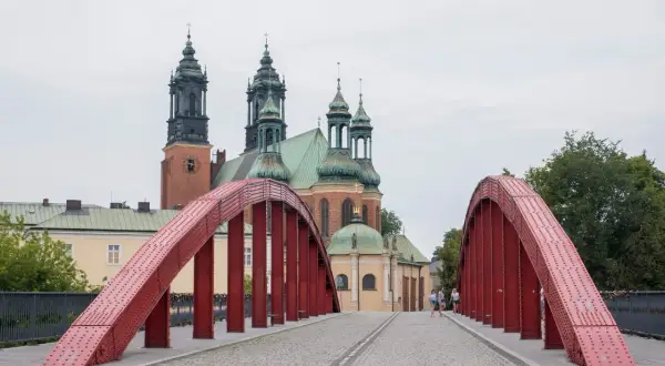 Most znany jako "Most Jordana" z czerwonymi łukami, prowadzący do Katedry Poznańskiej. Jedna z pięknych poznańskich atrakcji.